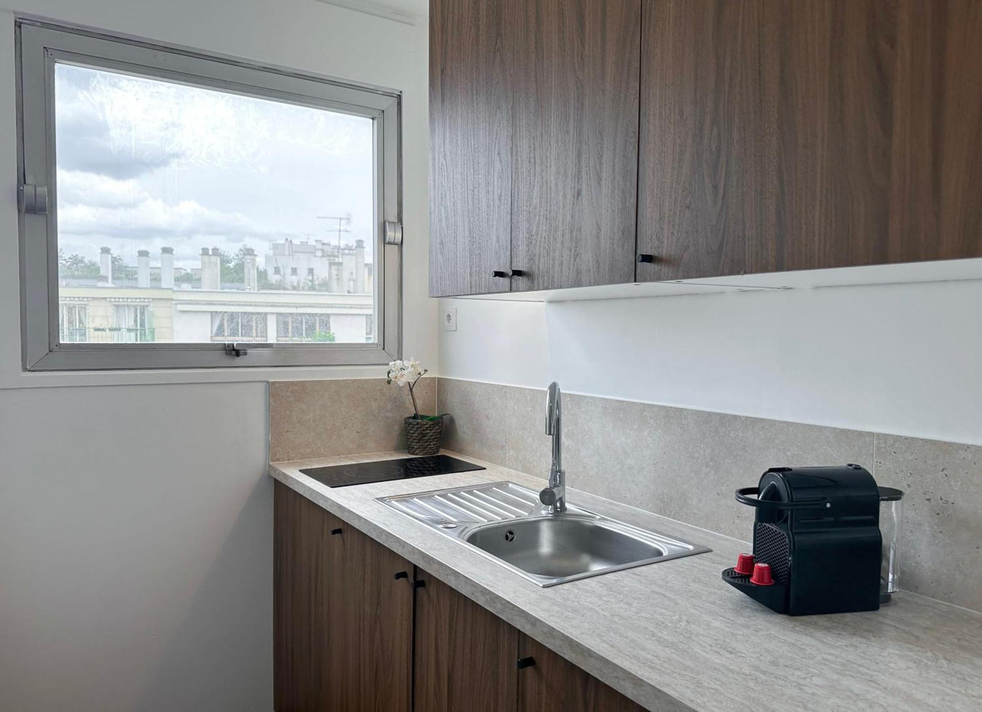 Brand-New Studio With Eiffel Tower View Париж Екстериор снимка